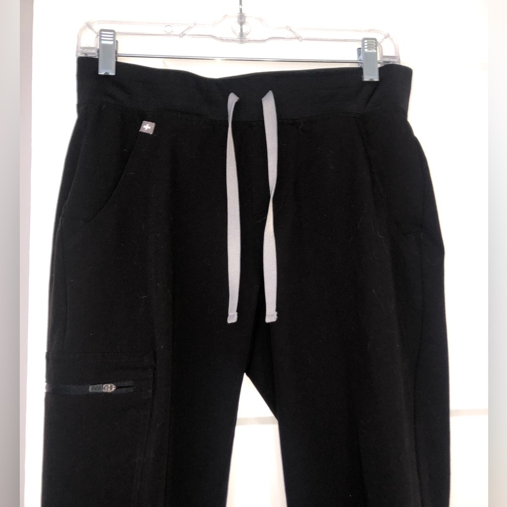 Figs, jogger scrub pants. SIZE: M, black